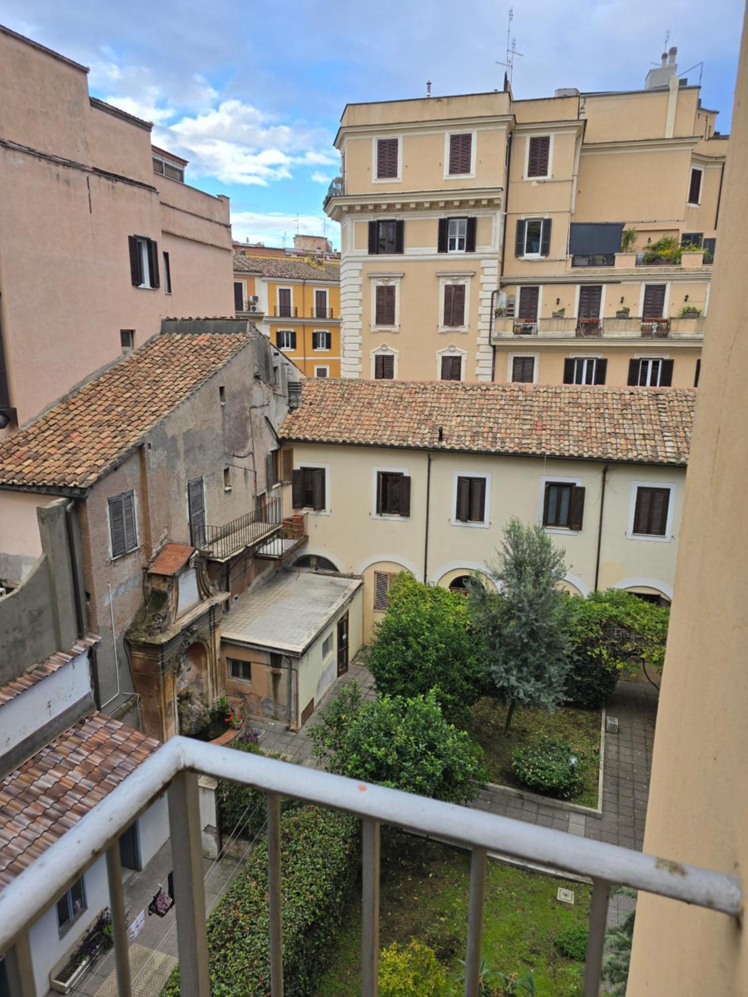 Esquilino Di Yan Rom
